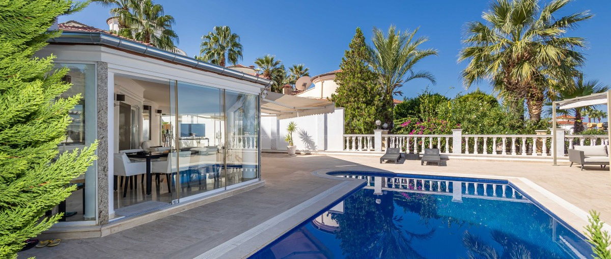Villa with swimming pool